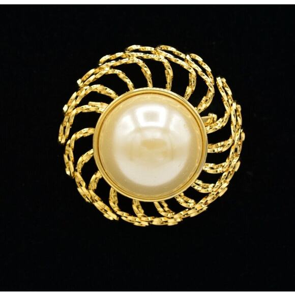 Vintage Pin Brooch Gold Tone Large Pearl 3D Round Chunky Filigree 1980s BinV - Picture 1 of 10